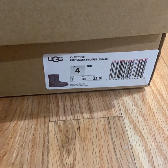 UGG Kid’s Boots & Slides Combo - Size 4 - Picture 5 of 8